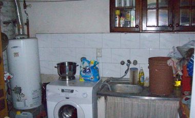 VENTA URGENTE... EN BLOQUE CASA 4 AMBIENTE MAS DPTO 3 AMBIENTES.