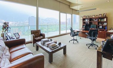 Oficina PH amueblada en renta de 550m2 en torre corporativa en Valle Oriente