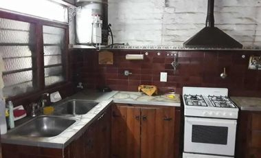 Villa Luzuriaga, Casa a refaccionar, lote 10x20m, 3 amb. cochera 2 autos, , venta Urgente