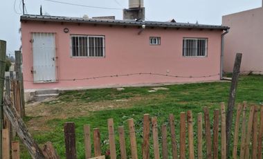 CASA, un dormitorio, living-comedor integrado, amplio patio. Muy buen estado, Larrea y Peru