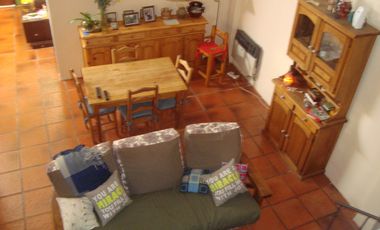 MARMOL : EXCELENTE PROPIEDAD DE ESTILO EN VENTA , TIPO LOFT 4 AMB.C/COCHERA Y JARDIN C/ PARRILLA.