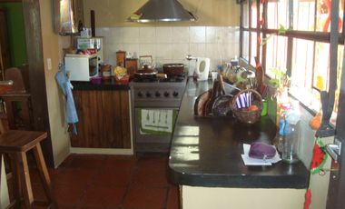 MARMOL : EXCELENTE PROPIEDAD DE ESTILO EN VENTA , TIPO LOFT 4 AMB.C/COCHERA Y JARDIN C/ PARRILLA.