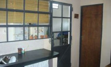MARMOL : EXCELENTE PROPIEDAD DE ESTILO EN VENTA , TIPO LOFT 4 AMB.C/COCHERA Y JARDIN C/ PARRILLA.