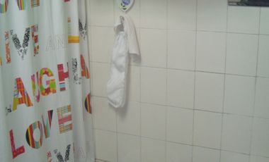 MARMOL : EXCELENTE PROPIEDAD DE ESTILO EN VENTA , TIPO LOFT 4 AMB.C/COCHERA Y JARDIN C/ PARRILLA.