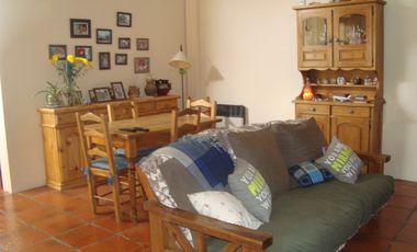 MARMOL : EXCELENTE PROPIEDAD DE ESTILO EN VENTA , TIPO LOFT 4 AMB.C/COCHERA Y JARDIN C/ PARRILLA.
