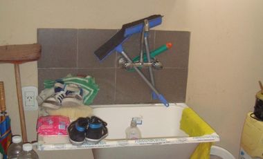 MARMOL : EXCELENTE PROPIEDAD DE ESTILO EN VENTA , TIPO LOFT 4 AMB.C/COCHERA Y JARDIN C/ PARRILLA.