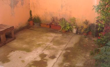 MARMOL : EXCELENTE PROPIEDAD DE ESTILO EN VENTA , TIPO LOFT 4 AMB.C/COCHERA Y JARDIN C/ PARRILLA.
