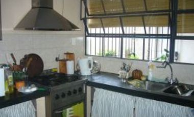 MARMOL : EXCELENTE PROPIEDAD DE ESTILO EN VENTA , TIPO LOFT 4 AMB.C/COCHERA Y JARDIN C/ PARRILLA.
