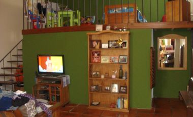 MARMOL : EXCELENTE PROPIEDAD DE ESTILO EN VENTA , TIPO LOFT 4 AMB.C/COCHERA Y JARDIN C/ PARRILLA.