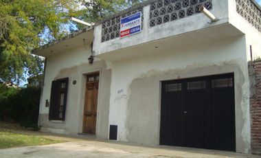 MARMOL : EXCELENTE PROPIEDAD DE ESTILO EN VENTA , TIPO LOFT 4 AMB.C/COCHERA Y JARDIN C/ PARRILLA.