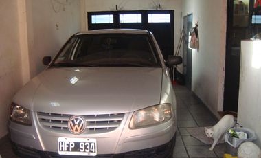 MARMOL : EXCELENTE PROPIEDAD DE ESTILO EN VENTA , TIPO LOFT 4 AMB.C/COCHERA Y JARDIN C/ PARRILLA.