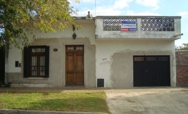 MARMOL : EXCELENTE PROPIEDAD DE ESTILO EN VENTA , TIPO LOFT 4 AMB.C/COCHERA Y JARDIN C/ PARRILLA.