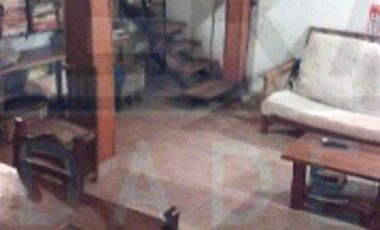PH al medio de tres ambientes en dos plantas sobre Av.del Libertador en San Fernando.