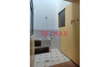 Venta De Amplia Casa En El Distrito De Ate, 2 Pisos, Azotea Y Base Para 5 Pisos