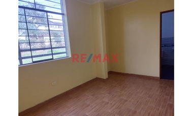 Venta De Amplia Casa En El Distrito De Ate, 2 Pisos, Azotea Y Base Para 5 Pisos