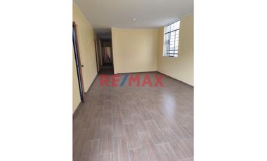 Venta De Amplia Casa En El Distrito De Ate, 2 Pisos, Azotea Y Base Para 5 Pisos