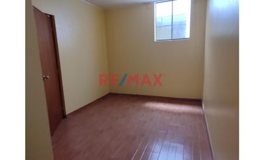 Venta De Amplia Casa En El Distrito De Ate, 2 Pisos, Azotea Y Base Para 5 Pisos