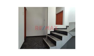 Venta De Amplia Casa En El Distrito De Ate, 2 Pisos, Azotea Y Base Para 5 Pisos