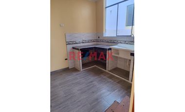 Venta De Amplia Casa En El Distrito De Ate, 2 Pisos, Azotea Y Base Para 5 Pisos