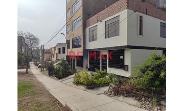 Venta De Amplia Casa En El Distrito De Ate, 2 Pisos, Azotea Y Base Para 5 Pisos