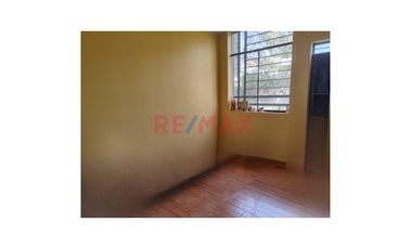 Venta De Amplia Casa En El Distrito De Ate, 2 Pisos, Azotea Y Base Para 5 Pisos