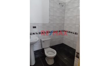 Venta De Amplia Casa En El Distrito De Ate, 2 Pisos, Azotea Y Base Para 5 Pisos