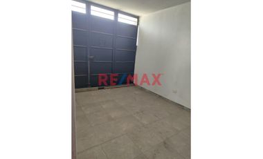 Venta De Amplia Casa En El Distrito De Ate, 2 Pisos, Azotea Y Base Para 5 Pisos