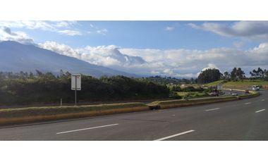 4 HECTAREAS EN LA PANAMERICANA OTAVALO - CAJAS