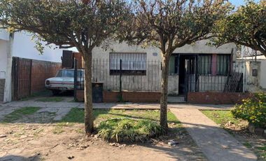 Casa en venta - 1 dormitorio 1 baño - Cochera - 400mts2 - Los Hornos, La Plata