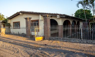 Casa en Venta  Como Terreno en Armeria, Colima