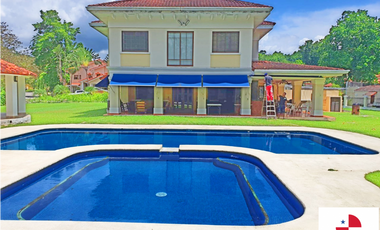 Venta casa con piscina y lote de 3300m2 en Camino de cruces $2950000