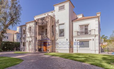 Casa en venta en   Campos De Álvarez Moreno