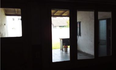VENTA CASA CON LOCAL Y DEPARTAMENTO, QUINCHO Y PARQUE