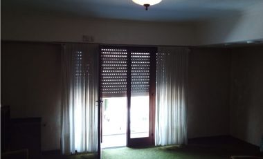 VENTA CASA CON LOCAL Y DEPARTAMENTO, QUINCHO Y PARQUE