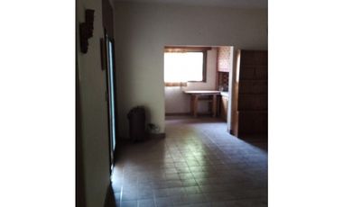 VENTA CASA CON LOCAL Y DEPARTAMENTO, QUINCHO Y PARQUE