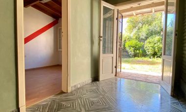 Chalet ubicado en barrio residencial a 400 metros de la Avenida Monteverde y a 500 metros de la estación .
