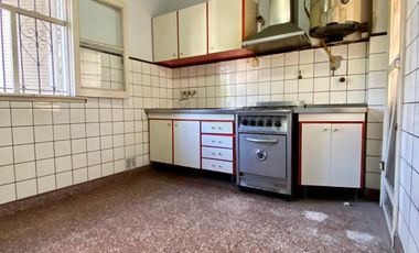 Chalet ubicado en barrio residencial a 400 metros de la Avenida Monteverde y a 500 metros de la estación .