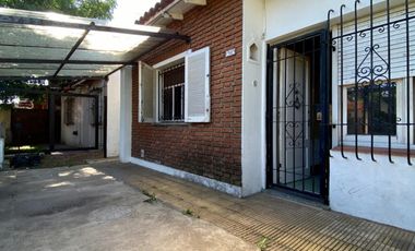 Chalet ubicado en barrio residencial a 400 metros de la Avenida Monteverde y a 500 metros de la estación .