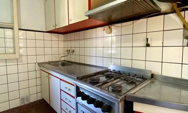 Chalet ubicado en barrio residencial a 400 metros de la Avenida Monteverde y a 500 metros de la estación .