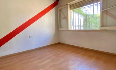 Chalet ubicado en barrio residencial a 400 metros de la Avenida Monteverde y a 500 metros de la estación .