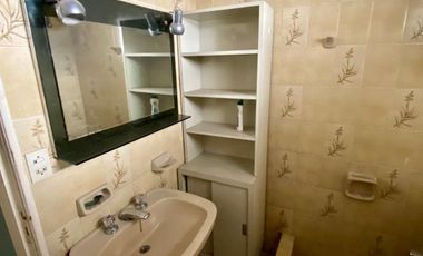 Chalet ubicado en barrio residencial a 400 metros de la Avenida Monteverde y a 500 metros de la estación .