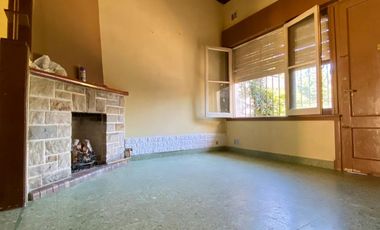 Chalet ubicado en barrio residencial a 400 metros de la Avenida Monteverde y a 500 metros de la estación .
