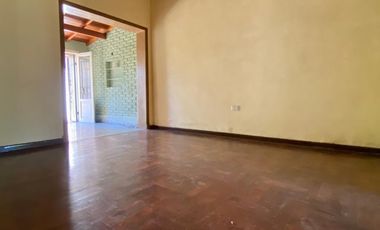 Chalet ubicado en barrio residencial a 400 metros de la Avenida Monteverde y a 500 metros de la estación .