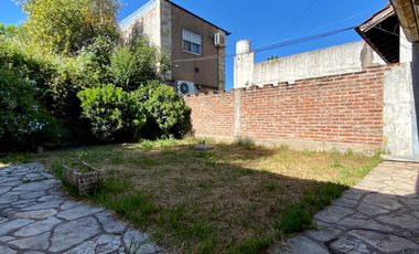 Chalet ubicado en barrio residencial a 400 metros de la Avenida Monteverde y a 500 metros de la estación .