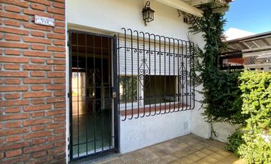 Chalet ubicado en barrio residencial a 400 metros de la Avenida Monteverde y a 500 metros de la estación .