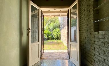 Chalet ubicado en barrio residencial a 400 metros de la Avenida Monteverde y a 500 metros de la estación .