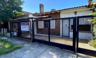Chalet ubicado en barrio residencial a 400 metros de la Avenida Monteverde y a 500 metros de la estación .