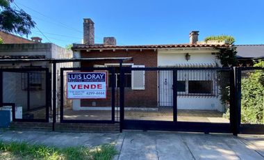 Chalet ubicado en barrio residencial a 400 metros de la Avenida Monteverde y a 500 metros de la estación .