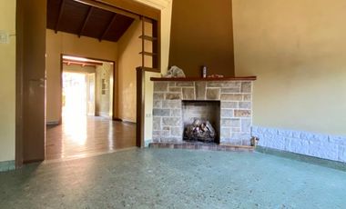 Chalet ubicado en barrio residencial a 400 metros de la Avenida Monteverde y a 500 metros de la estación .