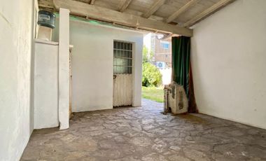 Chalet ubicado en barrio residencial a 400 metros de la Avenida Monteverde y a 500 metros de la estación .